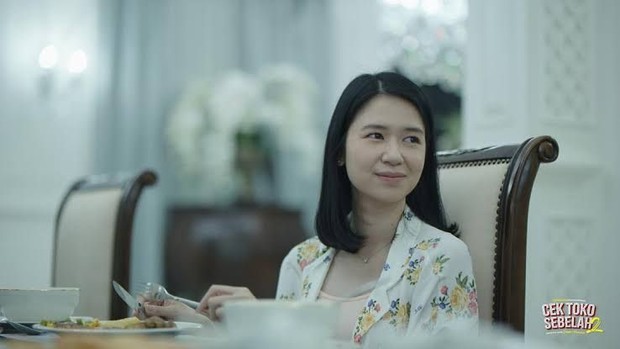 Laura Basuki dengan Outer Bermotif Bunga dengan Warna Dasar Putih. Foto Instagram: filmcektokosebelah2 Laura Basuki dengan Outer Bermotif Bunga dengan Warna Dasar Putih. Foto Instagram: filmcektokosebelah2