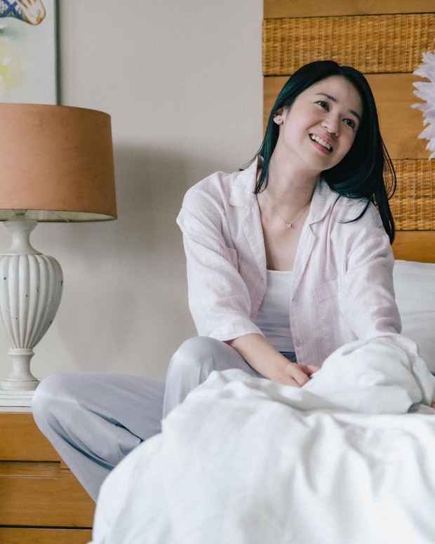 Laura Basuki dengan Setelan Kemeja Berwarna Putih sebagai Outer. Foto Instagram: laurabas Laura Basuki dengan Setelan Kemeja Berwarna Putih sebagai Outer. Foto Instagram: laurabas