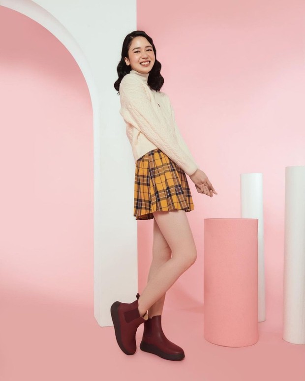 Laura Basuki dengan Sweater Rajut Lengan Panjang dan Rok Tartan. Foto Instragram: laurabas Laura Basuki dengan Sweater Rajut Lengan Panjang dan Rok Tartan. Foto Instragram: laurabas