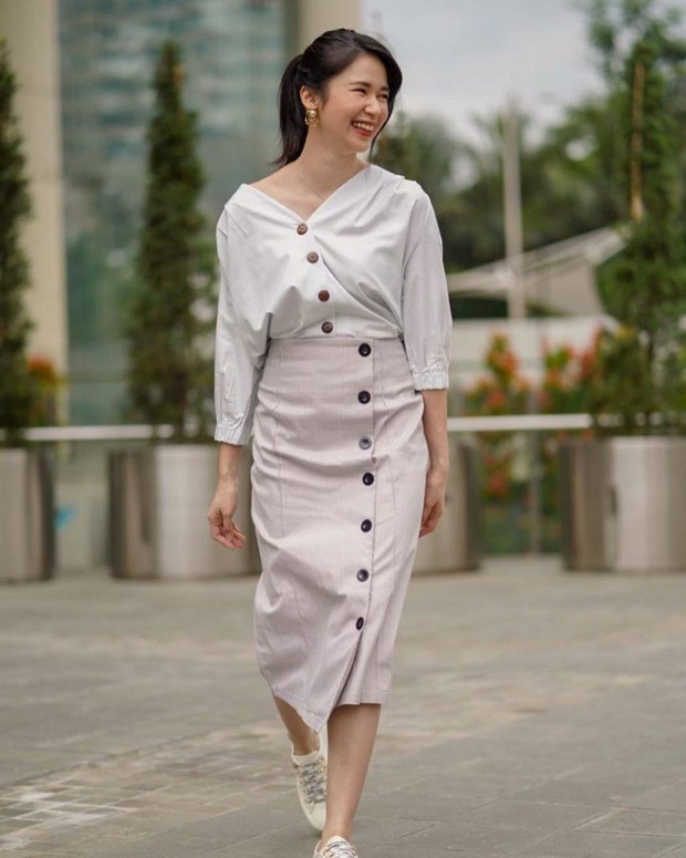Laura Basuki Tampak Casual dengan Blouse dan Rok bermotif Kancing. Foto Instagram: laurabas Laura Basuki Tampak Casual dengan Blouse dan Rok bermotif Kancing. Foto Instagram: laurabas
