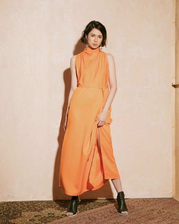 Laura Basuki Tampil dengan Dress Orange. Foto Instagram: laurabas Laura Basuki Tampil dengan Dress Orange. Foto Instagram: laurabas