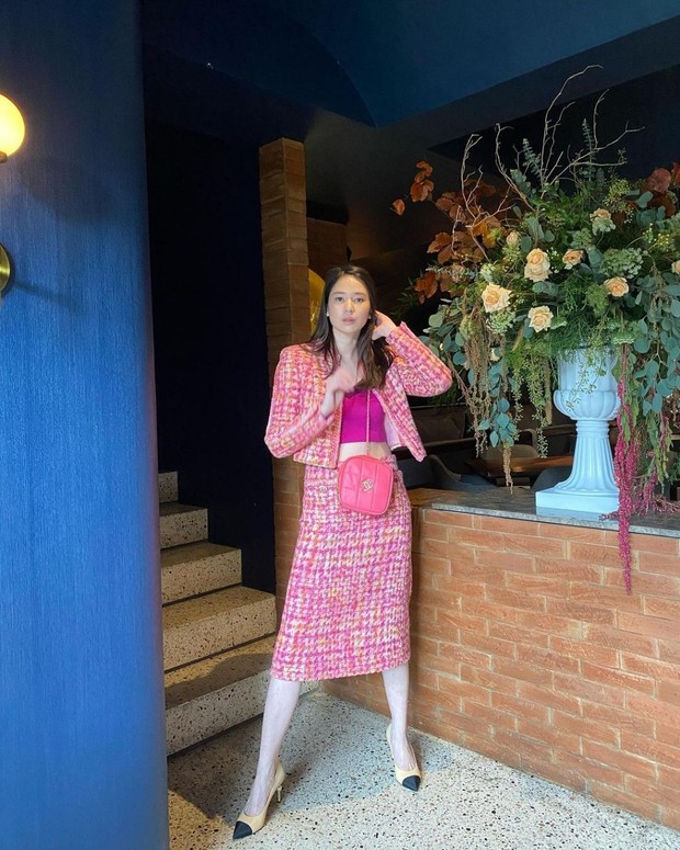 Laura Basuki Tampil dengan Outfit Serba Pink. Foto Instagram: laurabas Laura Basuki Tampil dengan Outfit Serba Pink. Foto Instagram: laurabas