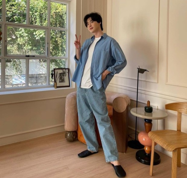 Jong suk membagikan foto pada penggemar.