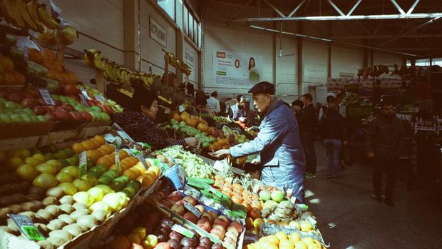 Membeli sayuran di pasar