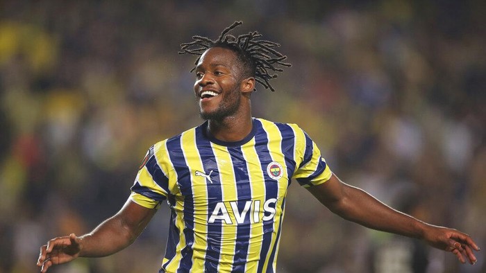 Fenerbahces Michy Batshuayi celebrates after scoring the opening goal during the Europa League Group B soccer match between Fenerbahce and AEK at Sukru Saracoglu stadium in Istanbul, Turkey, Thursday, Oct. 6, 2022. (AP Photo)