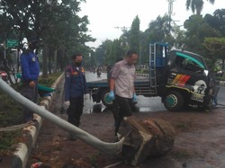 Pikap Tabrak Tiang Rambu Lalin di Bogor, Sopir Luka Berat Dibawa ke RS