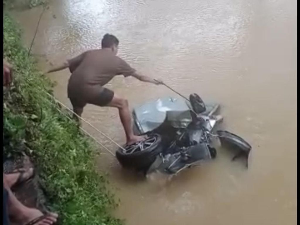 Mobil Terjun Sungai di Pangkep Tewaskan 5 Orang, Korban Pulang Libur Nataru