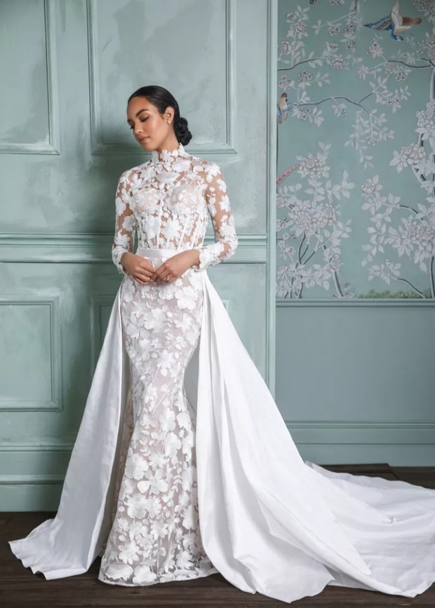 Mock Necks/Foto: brides.com Tren Gaun Pengantin 2023