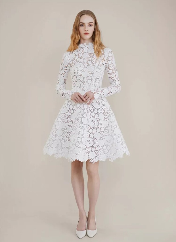 Motif Bunga Berukuran Besar/Foto: brides.com Tren Gaun Pengantin 2023