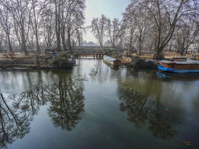 Musim Dingin Bikin Danau Dal di Srinagar Membeku, Begini Potretnya