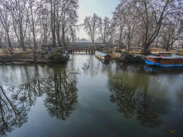 Musim Dingin Bikin Danau Dal di Srinagar Membeku, Begini Potretnya
