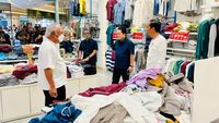 Necis, Saat Jokowi Belanja Baju Hammer Bareng Basuki-Erick Thohir di Mal