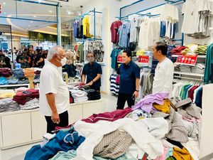 Necis, Saat Jokowi Belanja Baju Hammer Bareng Basuki-Erick Thohir di Mal