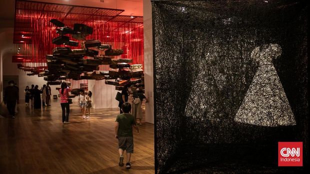 The Soul Trembles sebagai judul pameran tunggal seniman Jepang Chiharu Shiota di Museum MACAN. Ini adalah pameran tunggal satu-satunya di Asia Tenggara dan hanya mampir ke Museum MACAN hingga 30 April 2023. CNN Indonesia/Adi Maulana Ibrahim