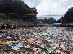 Lautan Sampah Plastik di Pantai Oesapa