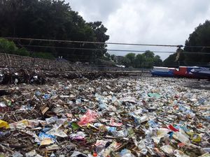 Lautan Sampah Plastik di Pantai Oesapa Lautan Sampah Plastik di Pantai Oesapa