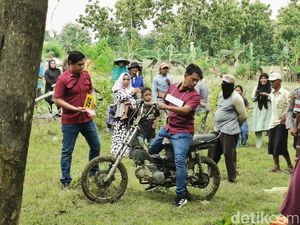 Rekonstruksi Pembunuhan Petani di Lamongan Diwarnai Tangis Histeris Keluarga