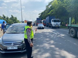 Ertiga Berhenti Mendadak di Jalur Cepat Tol Waru, Arus Lalin Padat