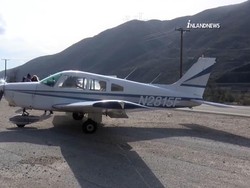 Mesin Pesawat Rusak, Pilot Remaja Ini Mendarat Darurat di Jalan Raya