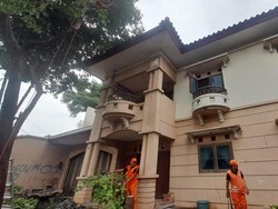 Perjuangan Tiko 12 Tahun Rawat Bu Eny di Rumah Mewah Terbengkalai