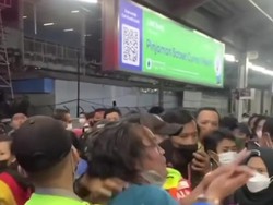 Viral Video Pria Diamankan Saat Turun dari KRL, Begini Penjelasan KCI