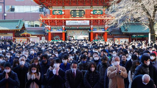 Momen Ribuan Warga Jepang Berdoa di Hari Pertama Kerja Awal Tahun