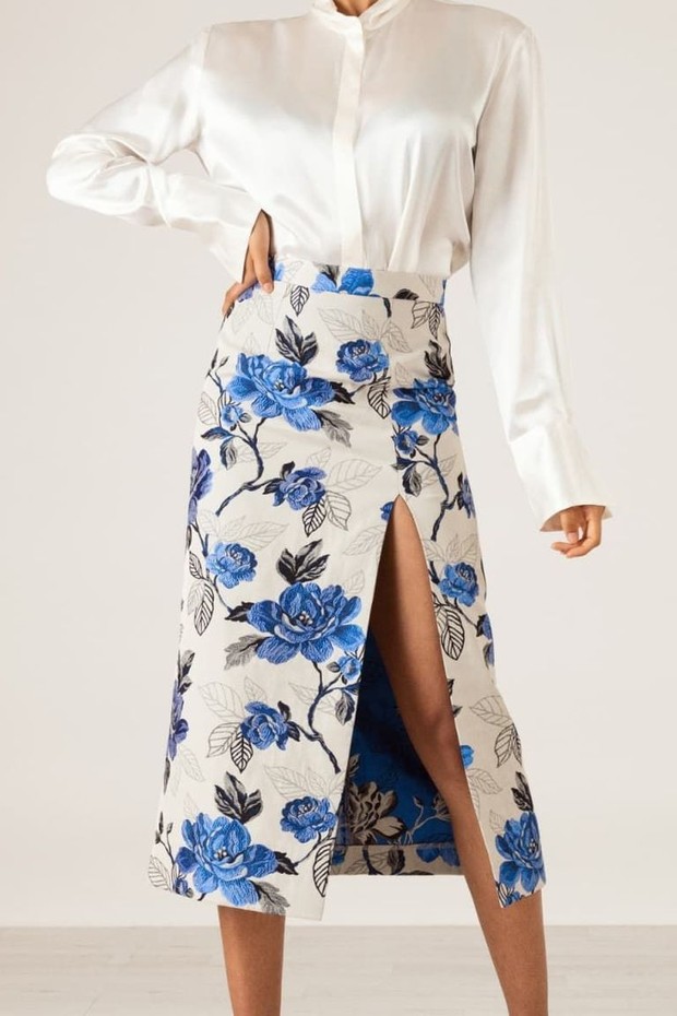 Rok Motif | Foto: Wolf & Badger Inspirasi office look party yang mewah dan formal