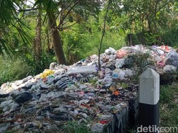 Bau! Pinggir Jalan Jogja-Solo di Ceper Jadi Tempat Buang Sampah Liar