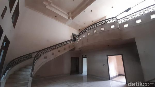 7 Foto Isi Rumah Mewah Ibu Eny dan Tiko yang Viral Terbengkalai 12 Tahun