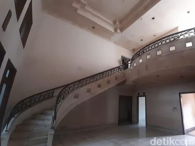 7 Foto Isi Rumah Mewah Ibu Eny dan Tiko yang Viral Terbengkalai 12 Tahun