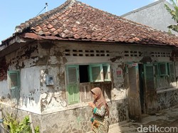 Bertahan di Rumah Pusaka yang Rawan Ambruk
