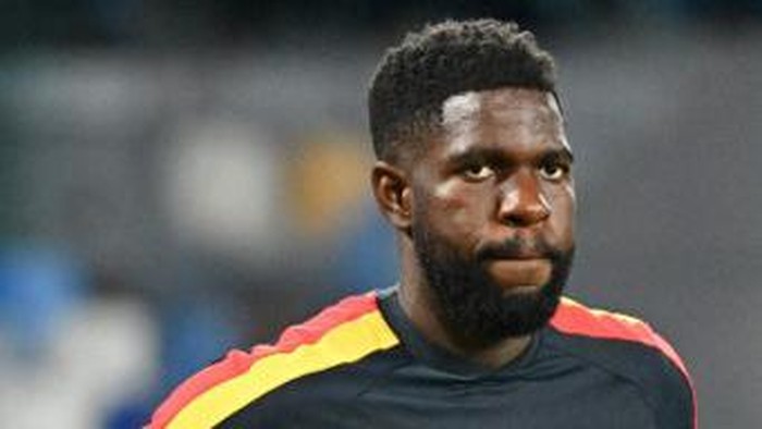 Lecces French defender Samuel Umtiti warms up prior to the Italian Serie A football match between Napoli and Lecce on August 31, 2022 at the Diego-Maradona stadium in Naples. (Photo by Andreas SOLARO / AFP)