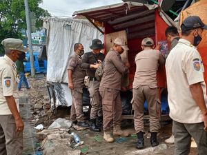 Satpol PP Bogor Tertibkan PKL Liar di Area Pasar Cibinong Satpol PP Bogor Tertibkan PKL Liar di Area Pasar Cibinong
