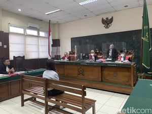 Sidang Vonis Ayu Thalia Ditunda Sidang Vonis Ayu Thalia Ditunda