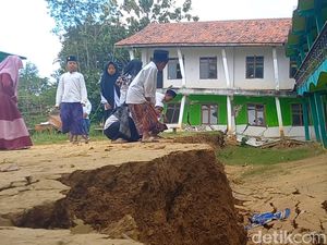 Sekolah di Sampang Nyaris Roboh gegara Tanah Ambles, Siswa Belajar di Halaman Sekolah di Sampang Nyaris Roboh gegara Tanah Ambles, Siswa Belajar di Halaman