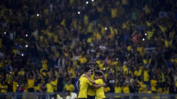 Malaysias players celebrate after winning during the Qatar 2022 FIFA World Cup qualifying football match between Malaysia and Thailand at the Bukit Jalil Stadium in Bukit Jalil on November 14, 2019. (Photo by Mohd RASFAN / AFP)