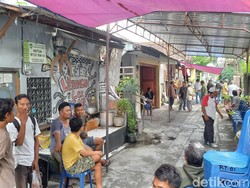 Suasana Rumah Duka Mbak Pon Istri Wiji Thukul, Warga Mulai Pasang Tenda