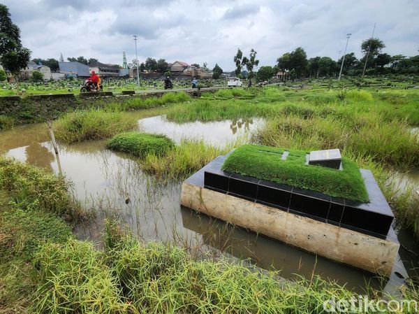 Penampakan TPU Tanah Kusir Tergenang Akibat Hujan Lebat