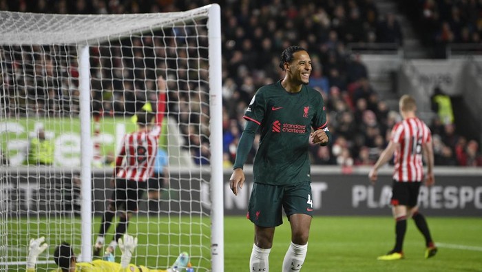 Soccer Football - Premier League - Brentford v Liverpool - Brentford Community Stadium, London, Britain - January 2, 2023 Liverpools Virgil van Dijk reacts after missing a chance to score REUTERS/Toby Melville EDITORIAL USE ONLY. No use with unauthorized audio, video, data, fixture lists, club/league logos or live services. Online in-match use limited to 75 images, no video emulation. No use in betting, games or single club /league/player publications.  Please contact your account representative for further details.