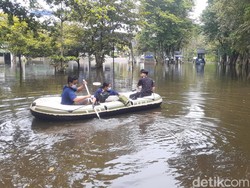 Banjir di Pantai Marina Semarang, Akses Warga Masih Pakai Perahu Karet