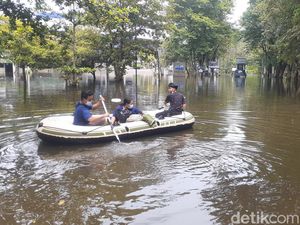 Banjir di Pantai Marina Semarang, Akses Warga Masih Pakai Perahu Karet Banjir di Pantai Marina Semarang, Akses Warga Masih Pakai Perahu Karet