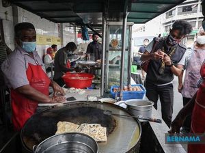 Warung Roti Canai Disegel Karena Ada Kotoran Ayam di Telur