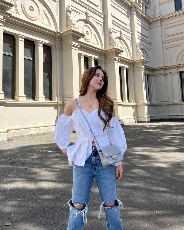 Agatha Chelsea dengan Tampilan Casual dan Modis dalam Balutan Baju Putih. Foto Instagram: agatha_chelsea Agatha Chelsea dengan Tampilan Casual dan Modis dalam Balutan Baju Putih. Foto Instagram: agatha_chelsea