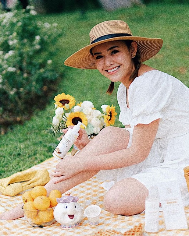 Amanda Manopo Piknik dengan Blouse dan Celana Pendek Putih. Instagram: amandamanopo