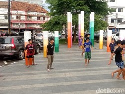 Sepak Bola Ala Anak Naripan Bandung: Demi Bahagia, Meski Bahaya