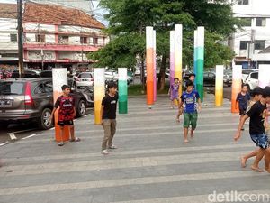 Sepak Bola Ala Anak Naripan Bandung: Demi Bahagia, Meski Bahaya Sepak Bola Ala Anak Naripan Bandung: Demi Bahagia, Meski Bahaya