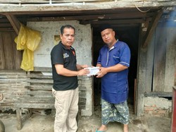 Andre Rosiade Beri Bantuan Modal ke Pedagang Mie Ayam di Tanah Datar