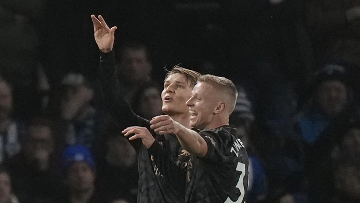 Arsenals Martin Odegaard, left, celebrates after scoring his sides second goal during the English Premier League soccer match between Brighton and Hove Albion and Arsenal at the AMEX Community Stadium in Brighton, England, Saturday, Dec. 31, 2022. (AP Photo/Alastair Grant)