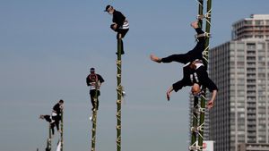 Atraksi Pemadam Kebakaran Jepang Menari di Atas Tangga Bambu