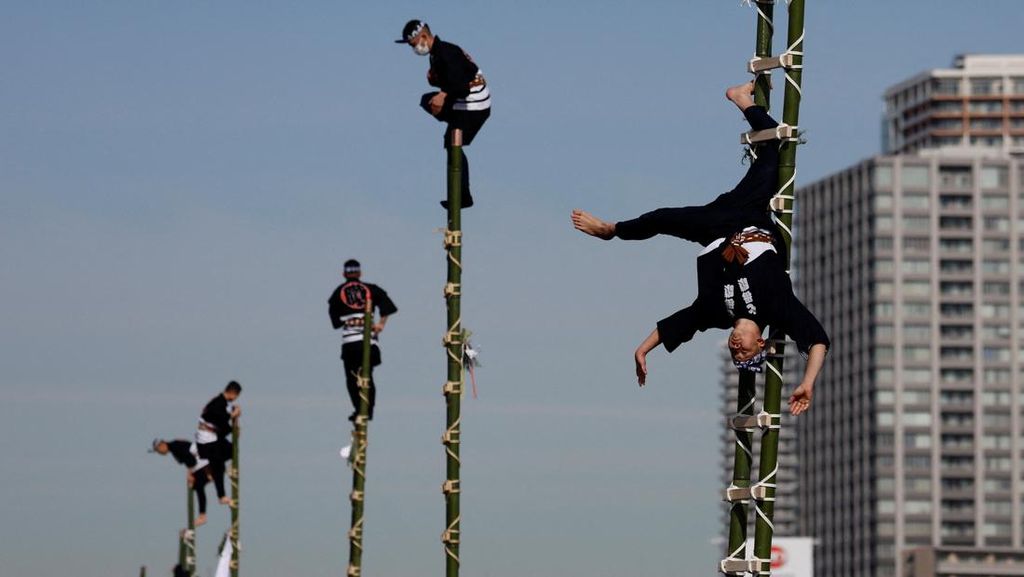 Atraksi Pemadam Kebakaran Jepang Menari di Atas Tangga Bambu Atraksi Pemadam Kebakaran Jepang Menari di Atas Tangga Bambu